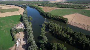 İspanya 'nın Kastilya platosundaki Duero Nehri' nin havadan görünüşü.