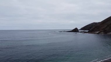 Uçurumla kıyı şeridinin statik hava görüntüsü - 105