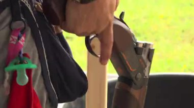 Nişancının parmağı sırasını bekliyor. Ateş etmeden önce tetiğe basıyor. 116.