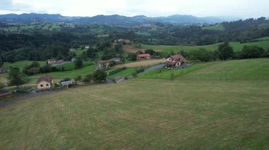 Tarım ortamındaki İspanyol kırsal arazisinin insansız hava aracı görüntüsü - 299