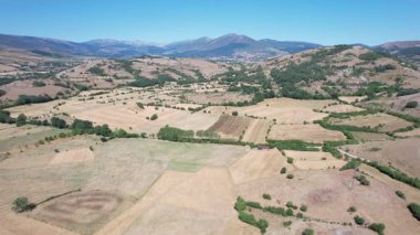 Kuzey İspanya 'nın dağlarının sağındaki drone hava görüntüsü - 323