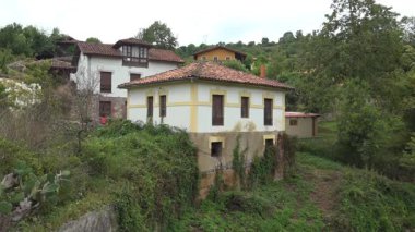 İspanya 'nın Asturias kentindeki Cangas de Onis kasabasında 339 ev