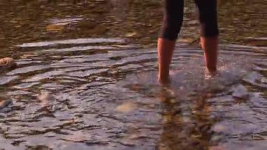 Cares Nehri, Asturias 'ın sığ sularında külotlu çorap serinleten ayakları olan kadın bacakları - 391