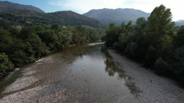 Cares River Havzası, Asturias 'ın hava aracı görüntüsü, nehir yatağı kayaları ve alçak su seviyesi, sabit yükseklik