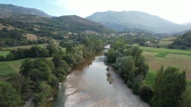 Cares Nehri 'nin, Asturias' ın, geniş görüş seviyesinden yüzey seviyesine inen insansız hava aracı görüntüsü - 396