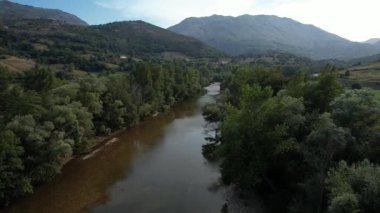 Cares River havzasının, Asturias 'ın hava aracı görüntüsü, nehir yatağı kayaları ve alçak su seviyesi, geriye doğru hareket ediyor.