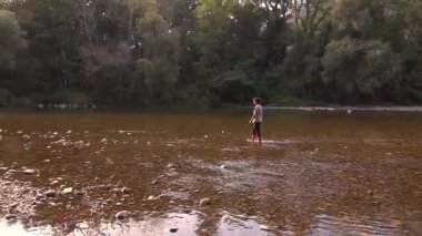 Kayalık nehir yatağından Cares Nehri 'ni geçen kadın, ayak bileğine kadar su - 393