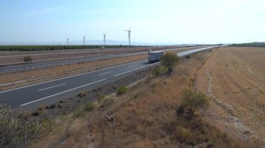 Güney Aragon 'daki Arid Arazi Arkaplanında Rüzgar Türbinleri Olan İspanyol Otoyolu - 466