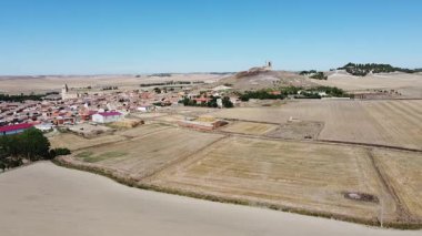 Valladolid 'deki Mota del Marqus köyünün hava aracı görüntüsü - 525