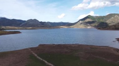 Babia Vadisi, Cantabrian Sıradağları 'ndaki Ay rezervuarının üzerinde insansız hava aracı görüntüsü - 536