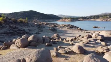 Alçaktan Uçan Ters Atış Kuru Rocky Lakebed of a Reservoir - 547