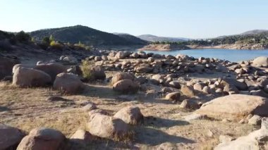Madrid Dağları 'ndaki Rocky Reservoir Yatağı' nın Hava Düşük İrtifa Drone Manzarası - 546