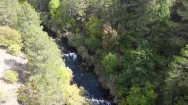 İspanya 'daki Tajo Nehri' nin yukarısında havadan insansız hava aracı dalışı - 569