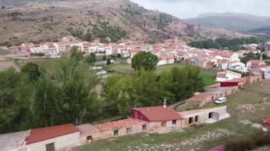 İspanya 'daki Checa Köyünün Sağından Soluna Hava Aracı Görüntüsü - 597