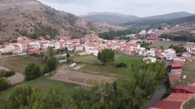 İspanya 'daki Checa Köyü' nün Soldan Sağına Hava Aracı Görüntüsü - 596