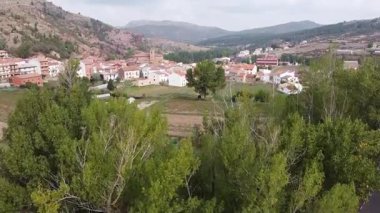 İspanya 'daki Checa Köyü üzerinde yükselen insansız hava aracı görüntüsü - 599