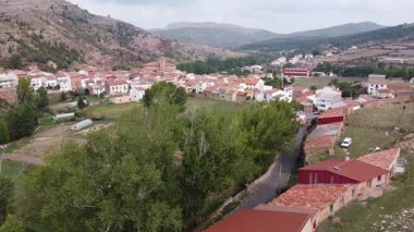 İspanya 'daki Checa Köyünün Sağından Soluna Yörüngesel Hava Aracı Görünümü - 598