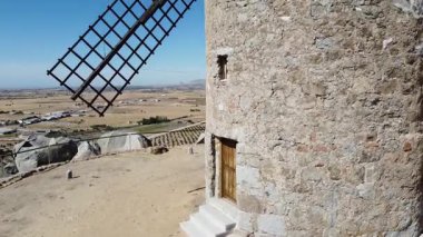 Las Ventas 'taki yel değirmeninin yanında Pea Aguilera, Toledo, Castilla-La Mancha ile yükselen insansız hava aracı - 685