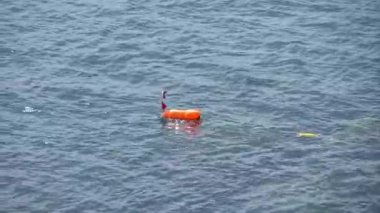 Dalgıcın Şamandırası Deniz yüzeyinde yüzüyor - 1113