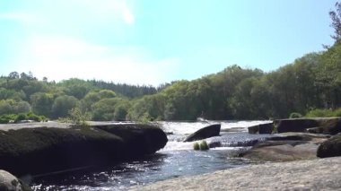 İspanya 'nın başkenti Sunny Lugo' da Mio Nehri 'ni geçen bir balıkçı.