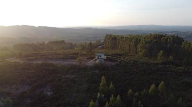 Galiçya 'nın Okaliptüs Plantasyonlarındaki Ateş Gözetleme Kulesi' nin Üzerinde Hava Aracı Görünümü - 1332 Yaz Günbatımı