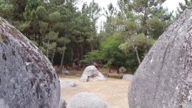 Penas de Rodas, Galiçya, İspanya 'da Granit kayaların arasından ters insansız hava aracı fırlatıldı - 1334