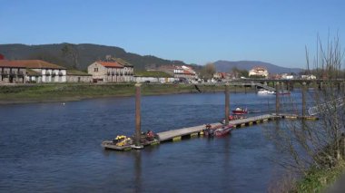 Ulla Nehri 'nin Gelgitler Arası Bölümü Pontecesures Köprüsü altında, İspanya - 1482