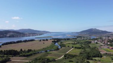 Güneşli bir günde İspanyol ve Portekiz nehir kıyılarının hava aracı görüntüsü, Galiçya, İspanya - 1502