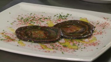 Tütsülenmiş ve Doldurulmuş Lamprey Tabağı, Gurme Galiçya Mutfağı, İspanya - 1507