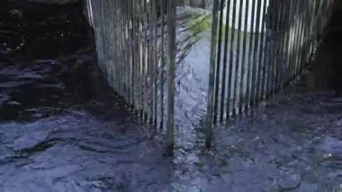 Galiçya, İspanya 'daki Ulla Nehri' ndeki Somon Tuzağı Kafesi 'ne yakın çekim. D-Günlük Profili - 1591