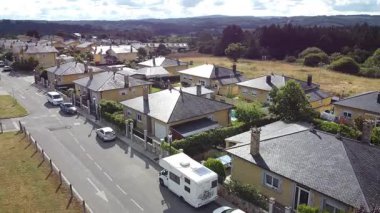 Kuzey İspanya 'da bir Kamp Minibüsüyle Orta Sınıf Mahallesinin Hava Görüntüsü - 1625