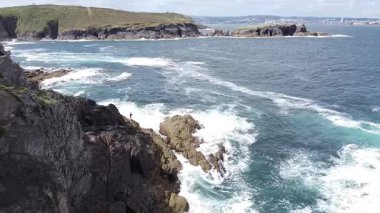 Kayalıklardan Galiçya 'daki dalgalı Atlantik Denizi' ne atılan bir balıkçının hava görüntüsü - 1629