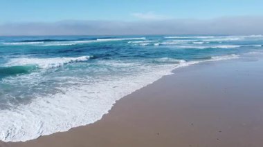 Atlantik Galiçya 'da el değmemiş bir kumsalda kırılan dalgaların hava görüntüsü - 1652