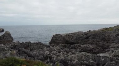 Cantabrian Sahili 'ndeki Jagged Rock Formasyonları' nda alçak irtifa İHA Uçuşu - 1659