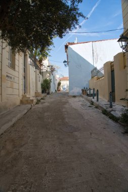Alacakaranlık yaklaşırken Plaka Anafiotika 'nın tarihi bölgesinde tuhaf ve dar bir kaldırım yolu esiyor.