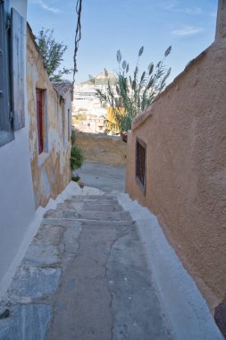 Alacakaranlık yaklaşırken Plaka Anafiotika 'nın tarihi bölgesinde tuhaf ve dar bir kaldırım yolu esiyor.