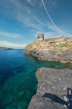 Andros Adası 'ndaki Ege Denizi sularından Chora Kalesi' nin tarihi taş kemeri ve kalıntıları.
