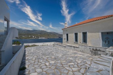 Chora, Andros 'da taş döşeli terası ve deniz manzaralı geleneksel bir ev.