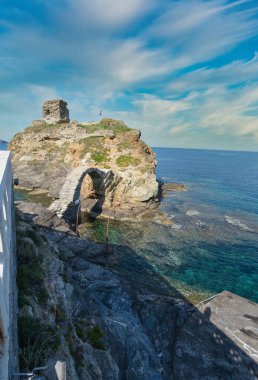 Andros Adası 'ndaki Ege Denizi sularından Chora Kalesi' nin tarihi taş kemeri ve kalıntıları.