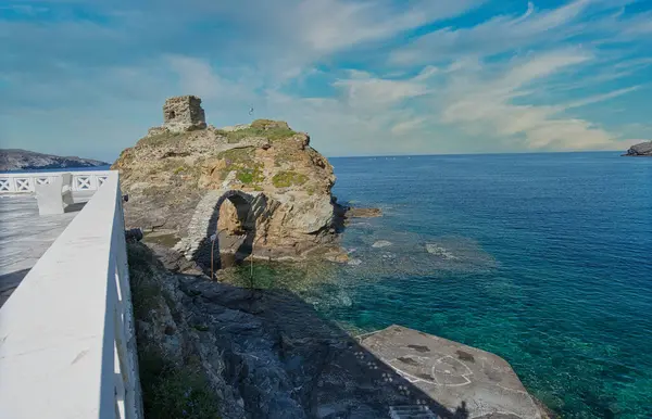 Andros Adası 'ndaki Ege Denizi sularından Chora Kalesi' nin tarihi taş kemeri ve kalıntıları.