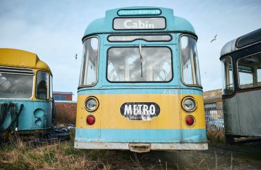 Blackpool, UK 01.01.2023 Eski unutulmuş Blackpool tramvayları. Ünlü ikonik deniz kenarı turistik nakliye arabaları. Bir hurdalıkta paslanan ve çürüyen tarihi tramvaylar..