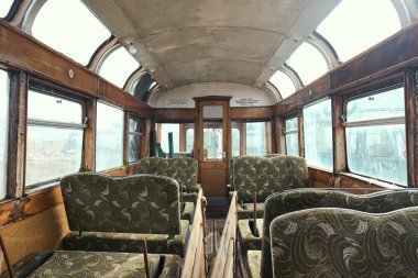 Blackpool, İngiltere 01.01.2023 iç mekan ve unutulmuş eski bir Blackpool tramvayı retro koltukları. Ünlü ikonik deniz kenarı turistik nakliye arabaları. Paslanmış tarihi ikonik tramvaylar. 