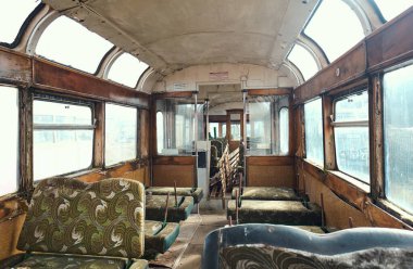 Blackpool, İngiltere 01.01.2023 iç mekan ve unutulmuş eski bir Blackpool tramvayı retro koltukları. Ünlü ikonik deniz kenarı turistik nakliye arabaları. Paslanmış tarihi ikonik tramvaylar. 
