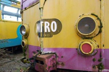 Blackpool, UK 01.01.2023 Eski unutulmuş Blackpool tramvayları. Ünlü ikonik deniz kenarı turistik nakliye arabaları. Bir hurdalıkta paslanan ve çürüyen tarihi tramvaylar..