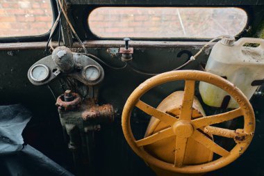 Blackpool, Birleşik Krallık 01.01.2023 Rusty sürücüleri unutulmuş eski bir Blackpool tramvayı teknolojisini kontrol ediyor. Ünlü ikonik deniz kenarı turistik nakliye arabaları. Paslanan tarihi simgesel tramvaylar