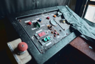 Blackpool, Birleşik Krallık 01.01.2023 Rusty sürücüleri unutulmuş eski bir Blackpool tramvayı teknolojisini kontrol ediyor. Ünlü ikonik deniz kenarı turistik nakliye arabaları. Paslanan tarihi simgesel tramvaylar