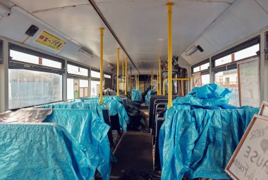 Blackpool, İngiltere 01.01.2023 iç mekan ve unutulmuş eski bir Blackpool tramvayı retro koltukları. Ünlü ikonik deniz kenarı turistik nakliye arabaları. Paslanmış tarihi ikonik tramvaylar. 