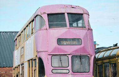 Blackpool, UK 01.01.2023 Eski unutulmuş Blackpool tramvayları. Ünlü ikonik deniz kenarı turistik nakliye arabaları. Bir hurdalıkta paslanan ve çürüyen tarihi tramvaylar..