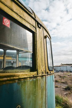 Blackpool, UK 01.01.2023 Eski unutulmuş Blackpool tramvayları. Ünlü ikonik deniz kenarı turistik nakliye arabaları. Bir hurdalıkta paslanan ve çürüyen tarihi tramvaylar..