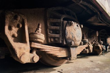 Blackpool, İngiltere 01.01.2023 eski unutulmuş Blackpool tramvayları. Ünlü ikonik deniz kenarı turistik nakliye arabaları. Paslanan tarihi tramvaylar paslanıyor ve çürüyor. 